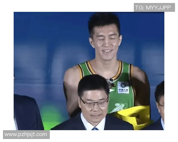 姚明亲临现场观战广东队比赛引发球迷热烈反响与期待