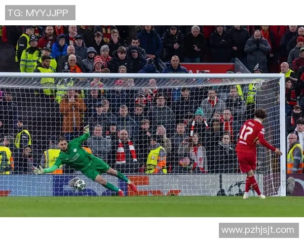 中超热战：本菲卡与巴黎圣日耳曼激战成平局乌龙球引发全场狂欢